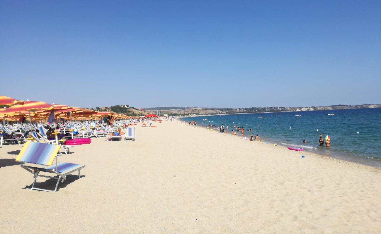 Photo de Village de plage Serein avec sable lumineux de surface