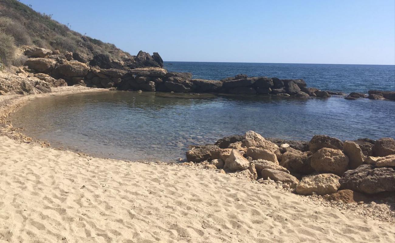 Photo de Capo Rizzuto 3 avec sable clair avec caillou de surface