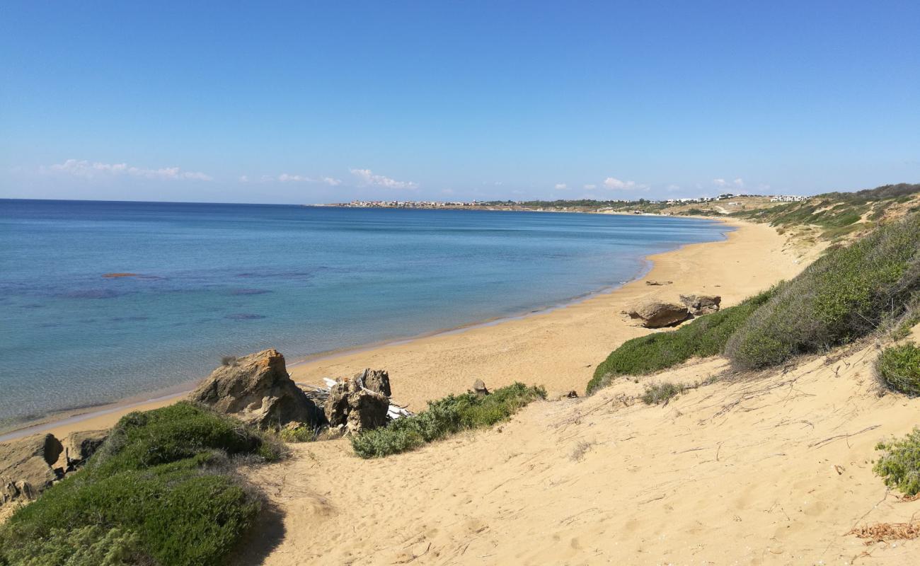 Photo de Spiaggia dei Gigli avec sable brun de surface