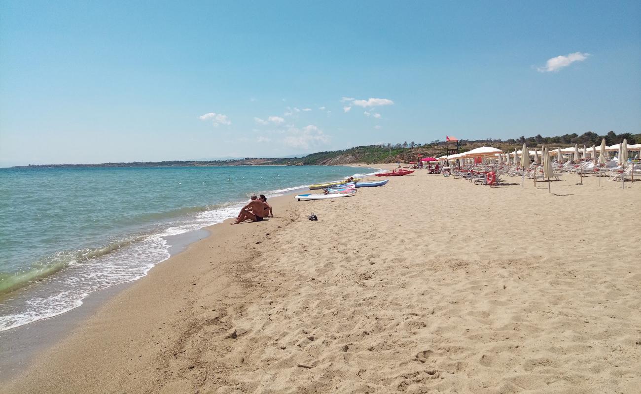 Photo de Fiume Capo beach avec sable brun de surface