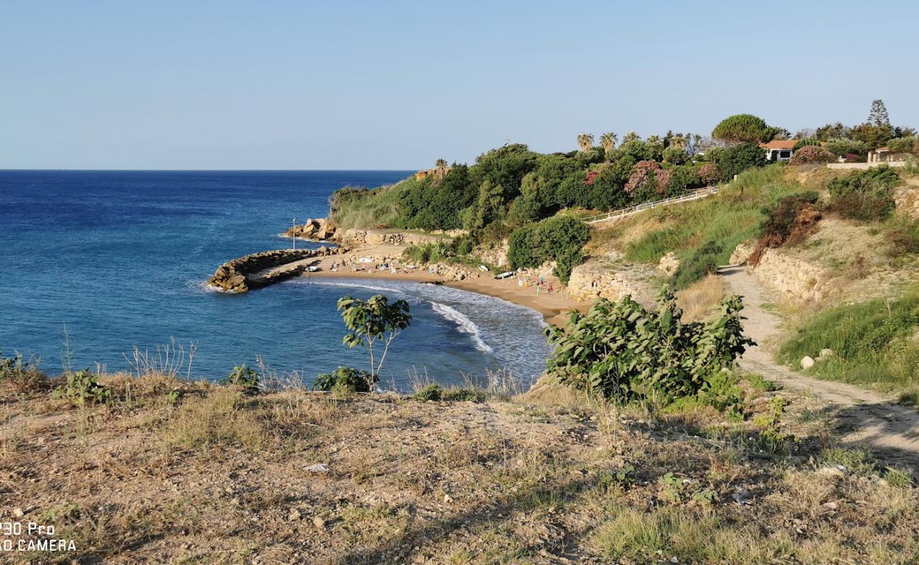 Photo de Spiaggia Capo Bianco avec sable brun de surface