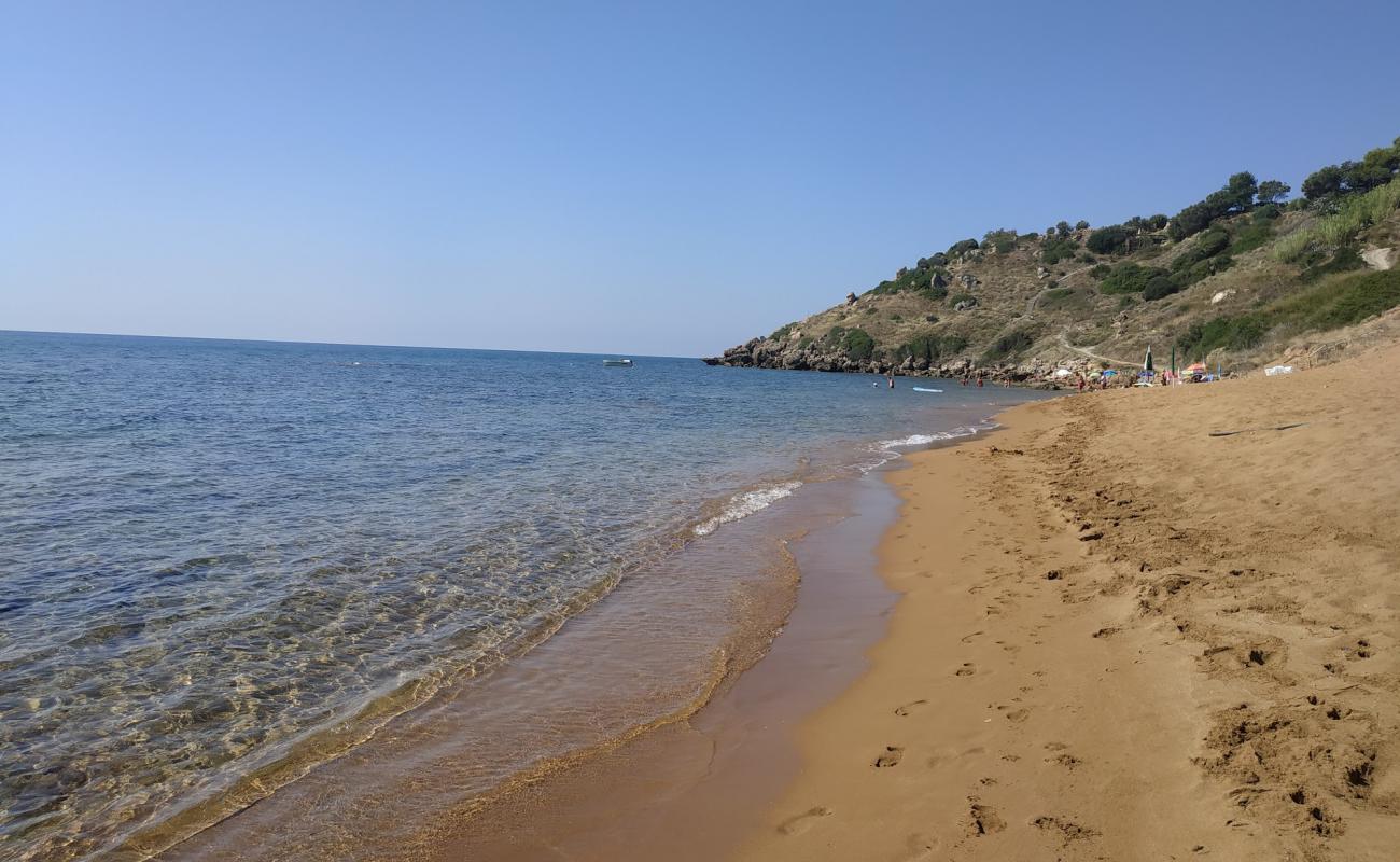 Photo de Curmo beach avec sable fin brun de surface