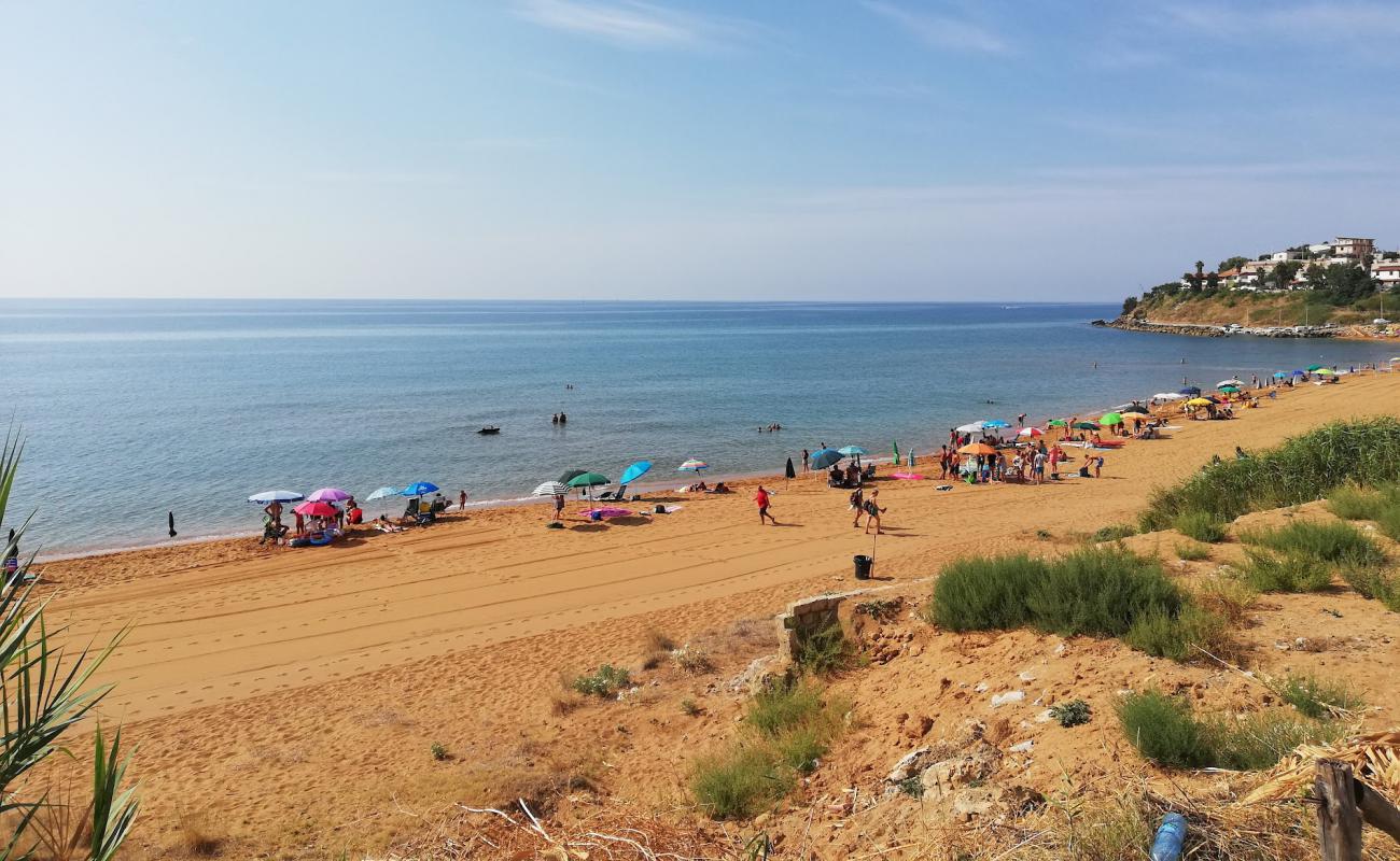 Photo de Spiaggia Le Cannella avec sable fin brun de surface
