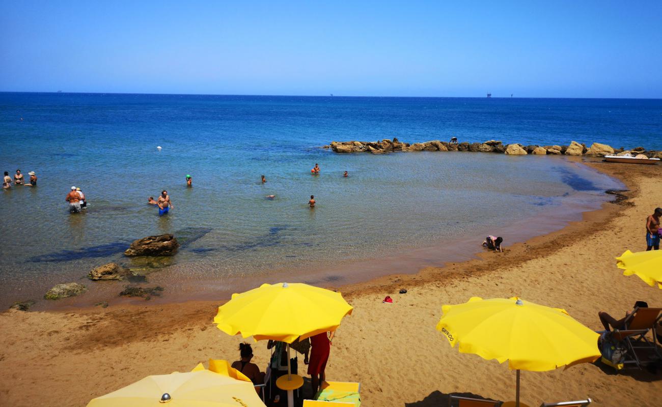 Photo de Spiaggia di Via Makalla avec sable brun de surface