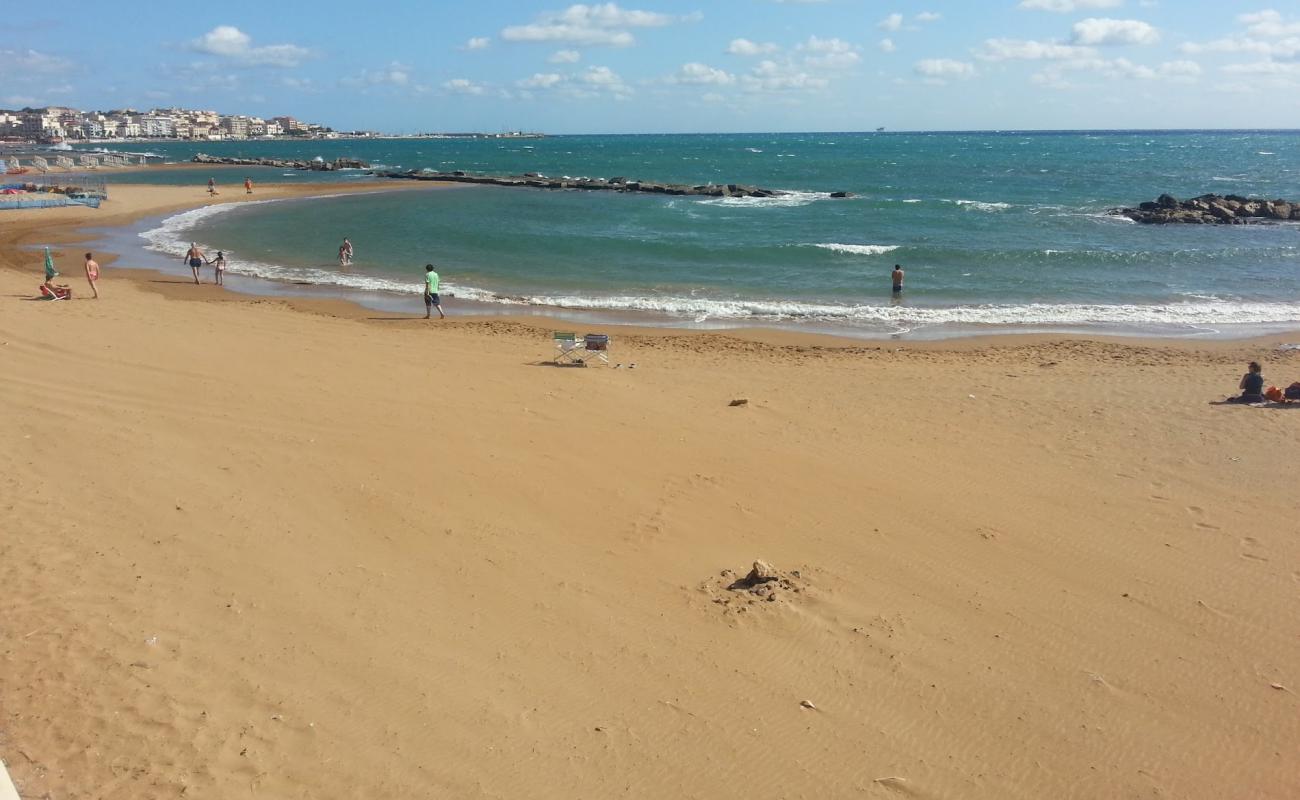Photo de Crotone Beach avec sable fin marron de surface