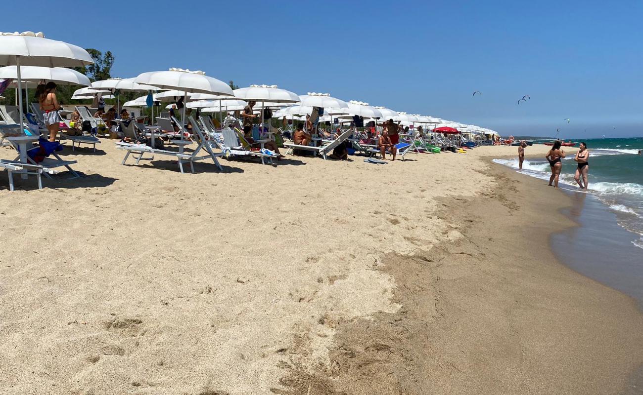 Photo de Plage Crotone longue avec sable fin et lumineux de surface