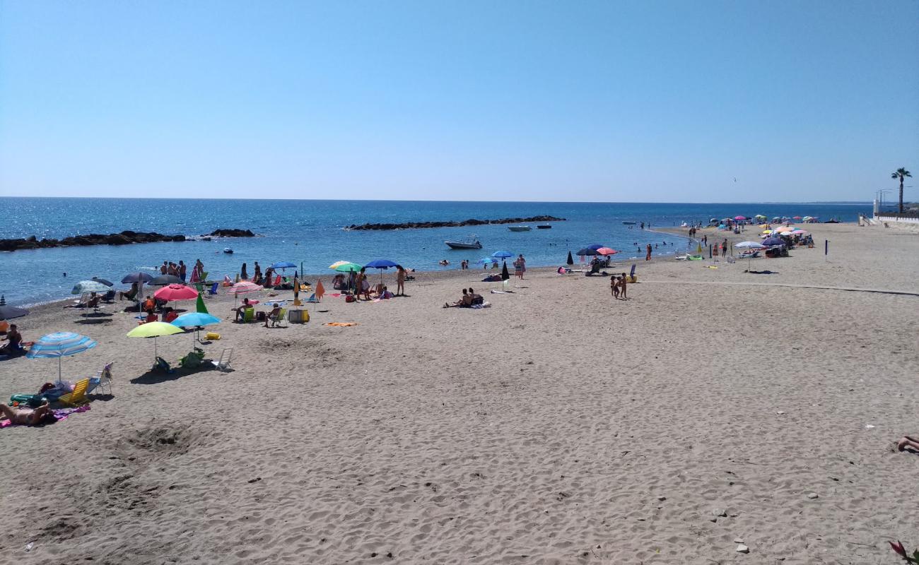 Photo de Za Mari beach avec sable fin et lumineux de surface