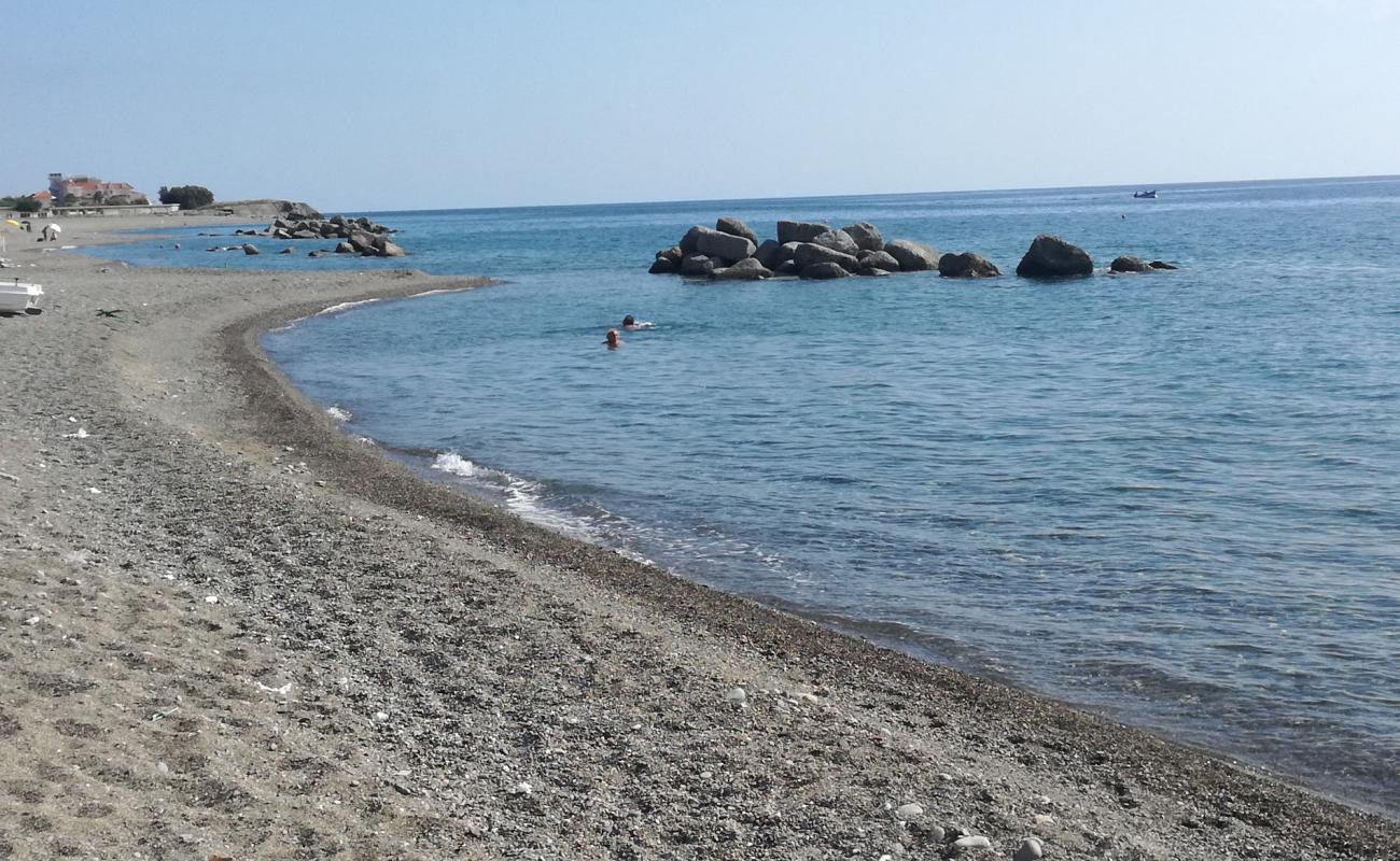 Photo de Ciro' Marina beach avec caillou fin clair de surface