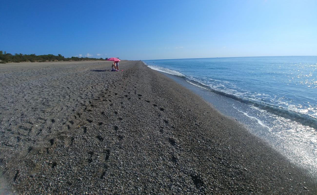 Photo de Ciro' Marina beach II avec caillou fin gris de surface