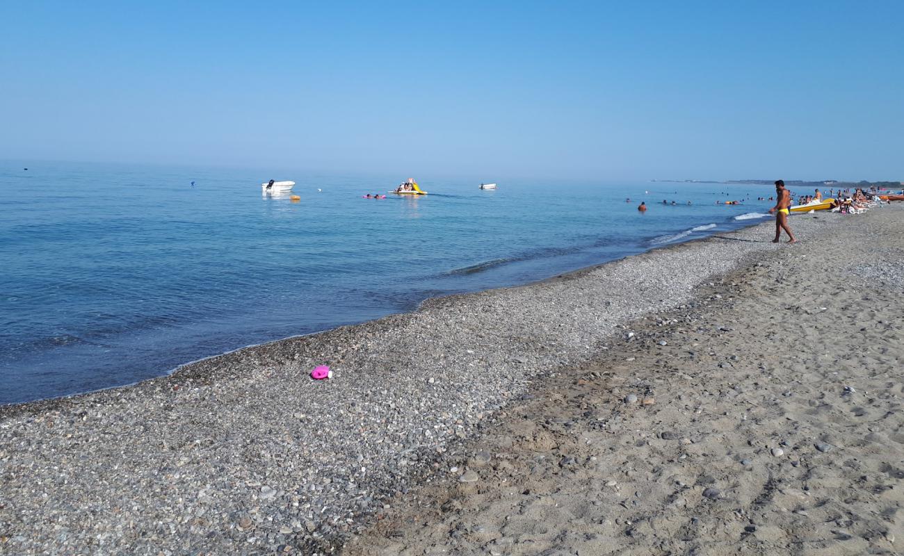 Photo de Sami beach avec sable gris avec caillou de surface