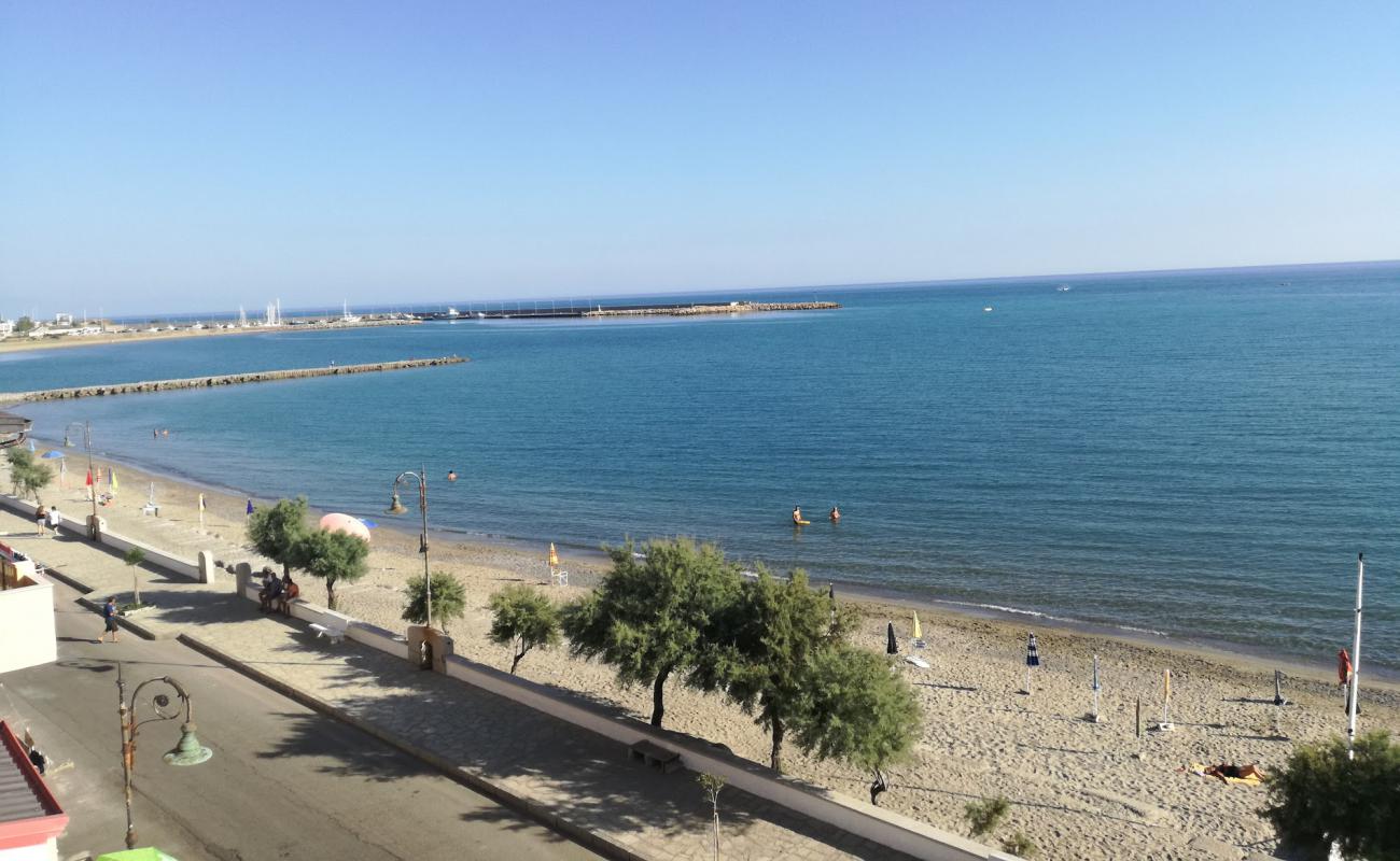 Photo de Cariati beach II avec sable gris avec caillou de surface