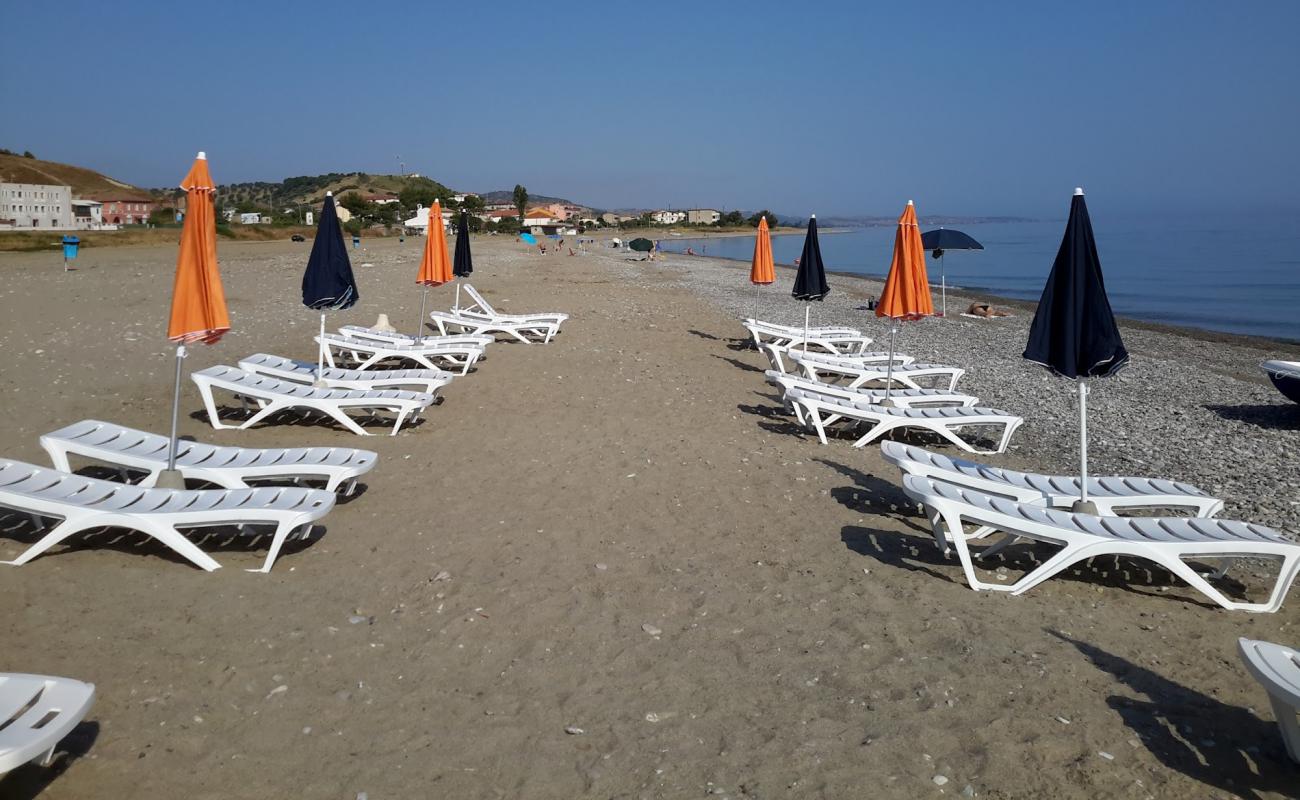 Photo de Cariati beach avec sable gris avec caillou de surface