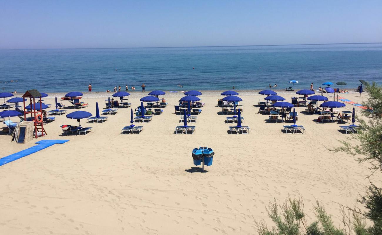 Photo de Mandatoriccio-Campana beach avec sable brun de surface