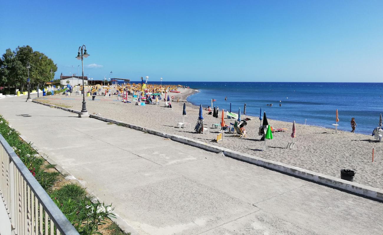 Photo de Marina di Mandatoriccio avec sable brun de surface