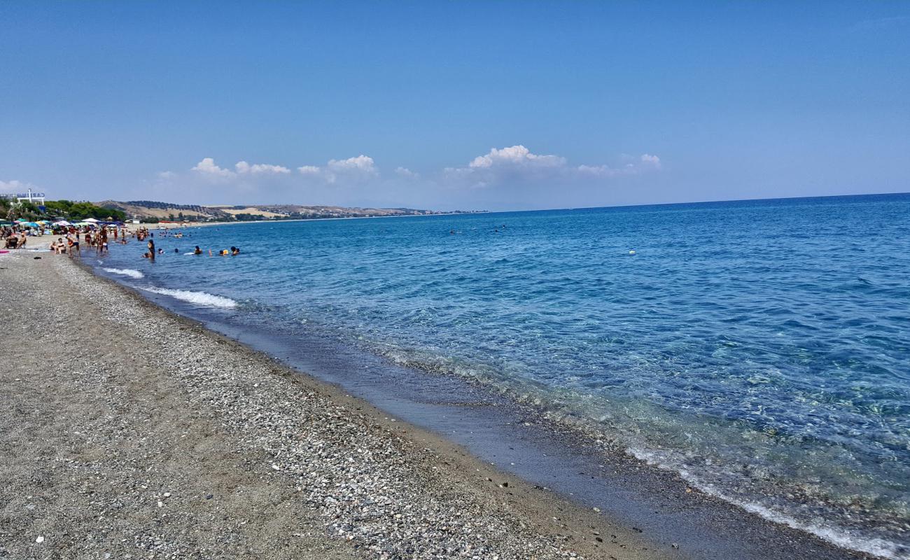 Photo de Antico beach avec sable gris avec caillou de surface