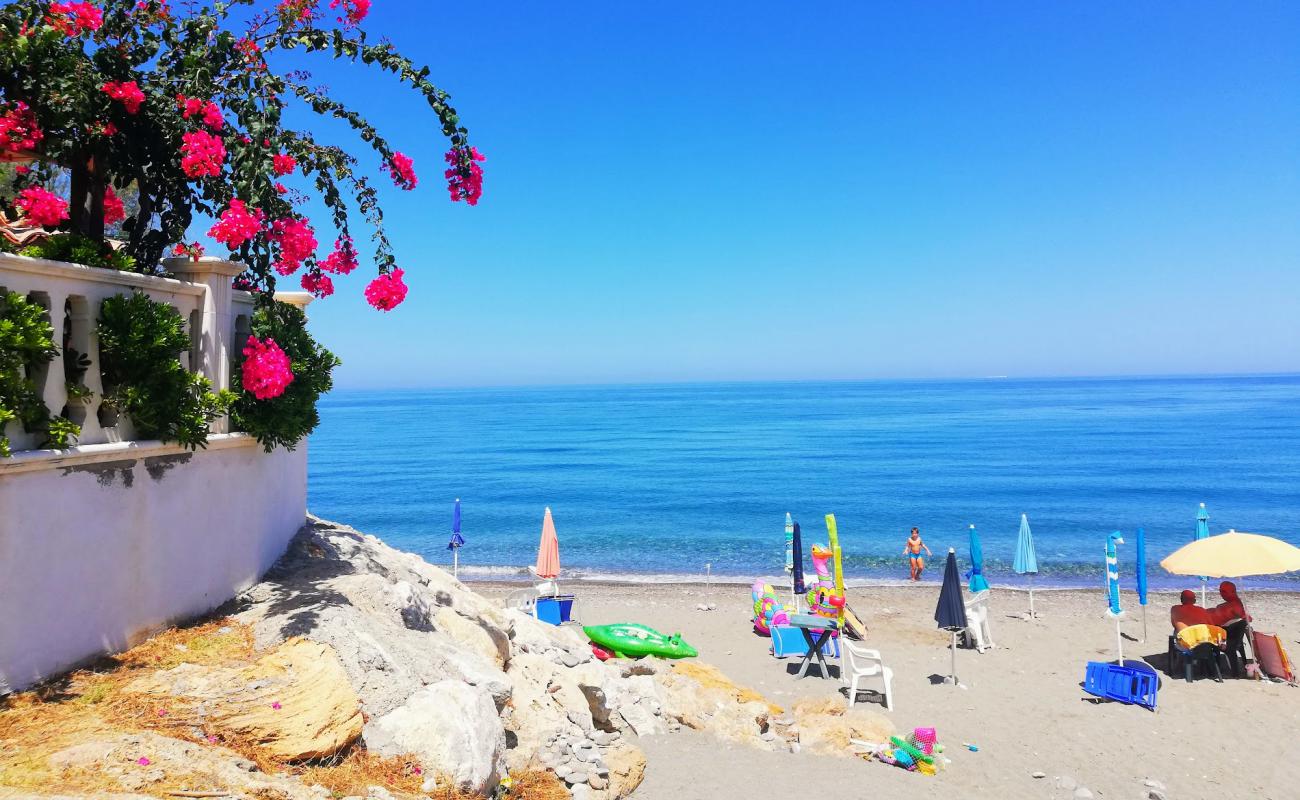 Photo de Mirto beach avec sable gris avec caillou de surface