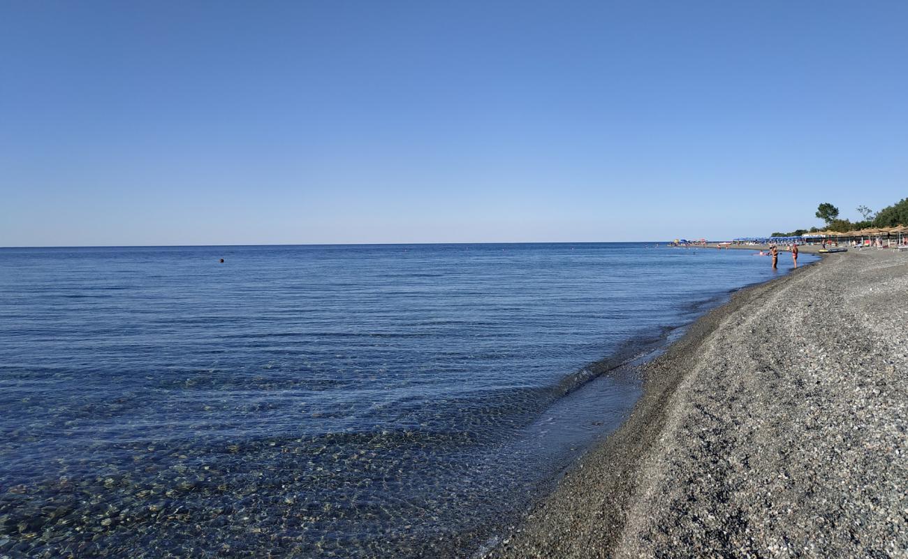 Photo de Spiaggia Pantano Martucci II avec sable gris avec caillou de surface