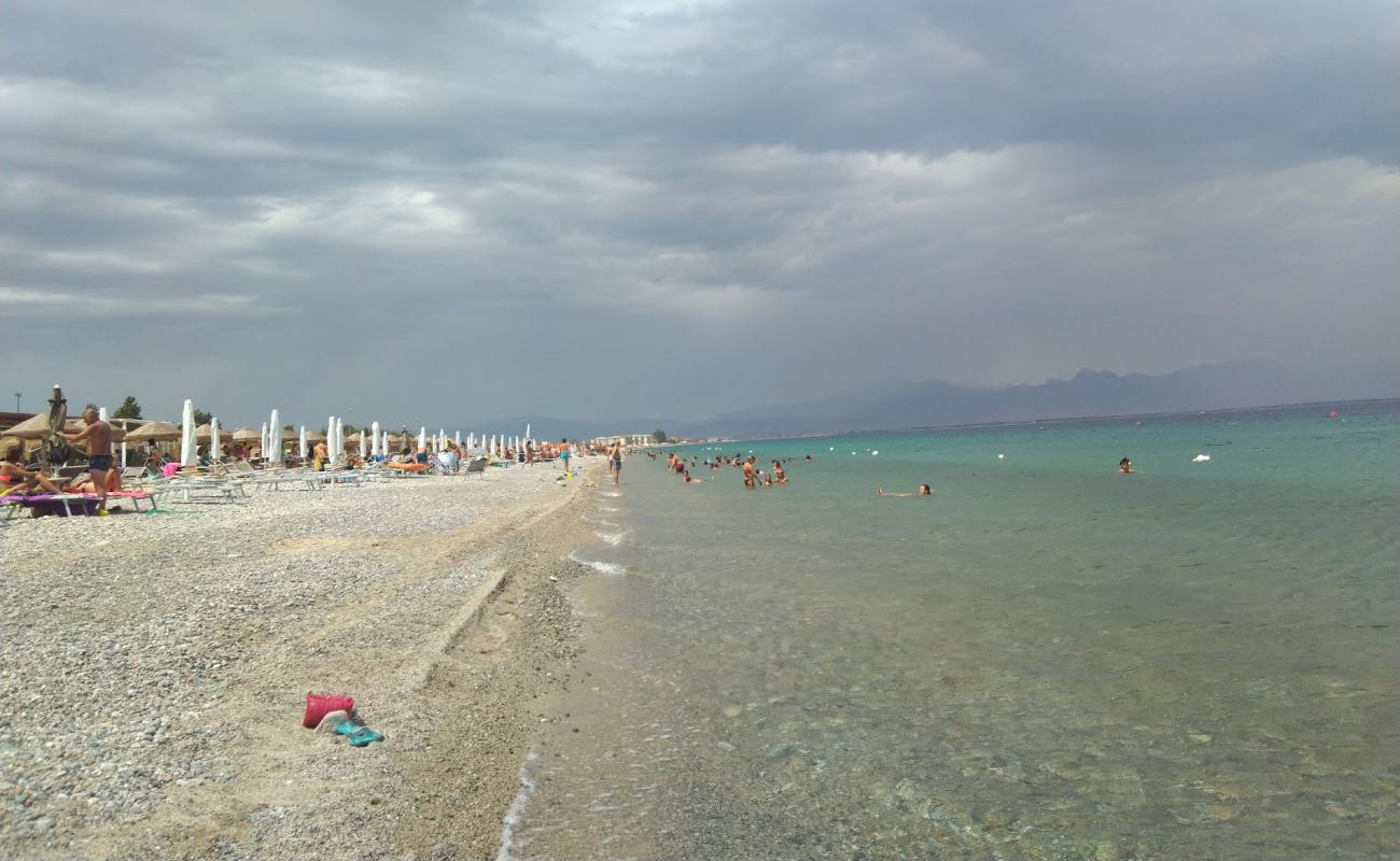 Photo de Ole beach avec sable noir avec caillou de surface