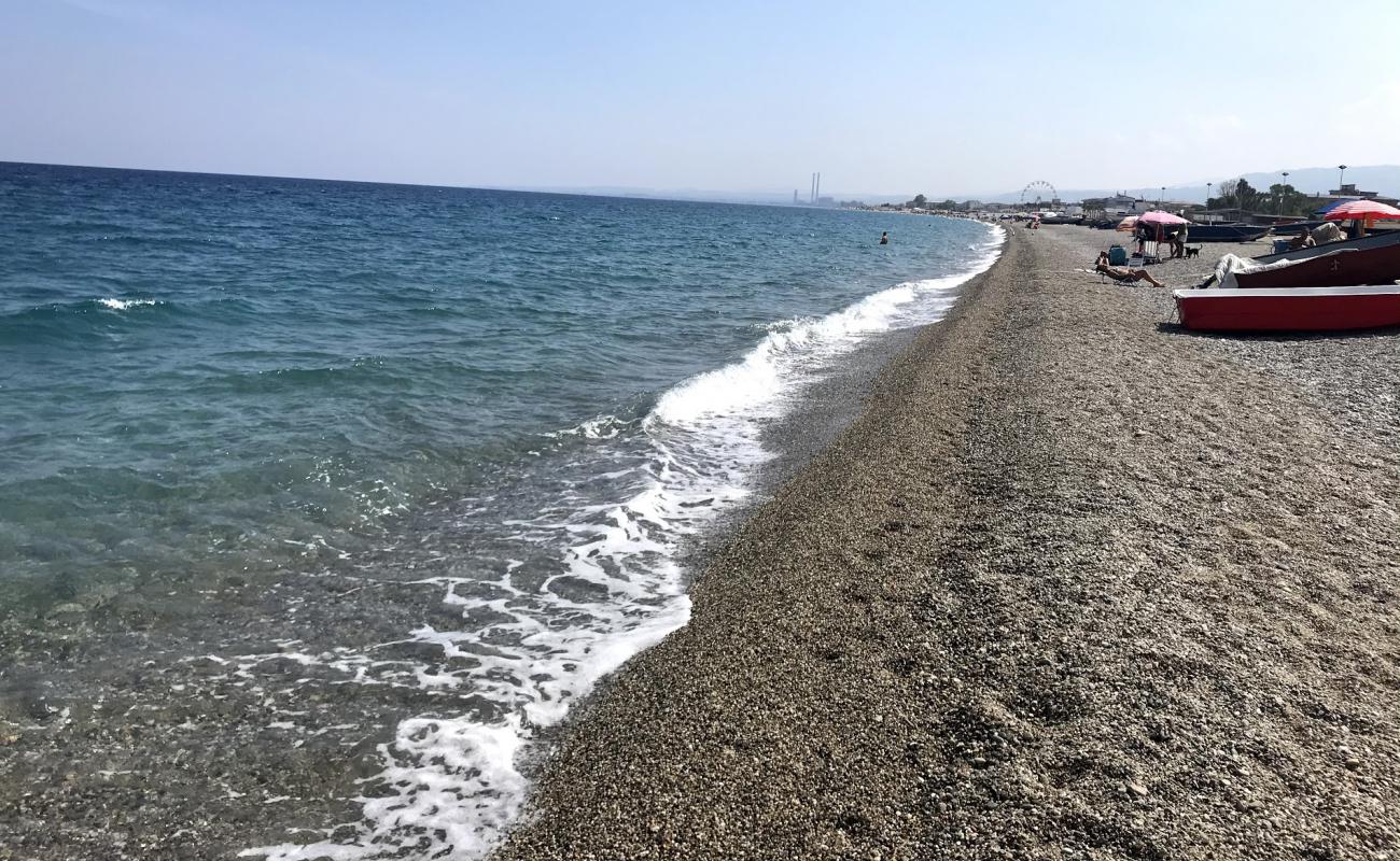 Photo de Schiavonea beach avec caillou fin brun de surface