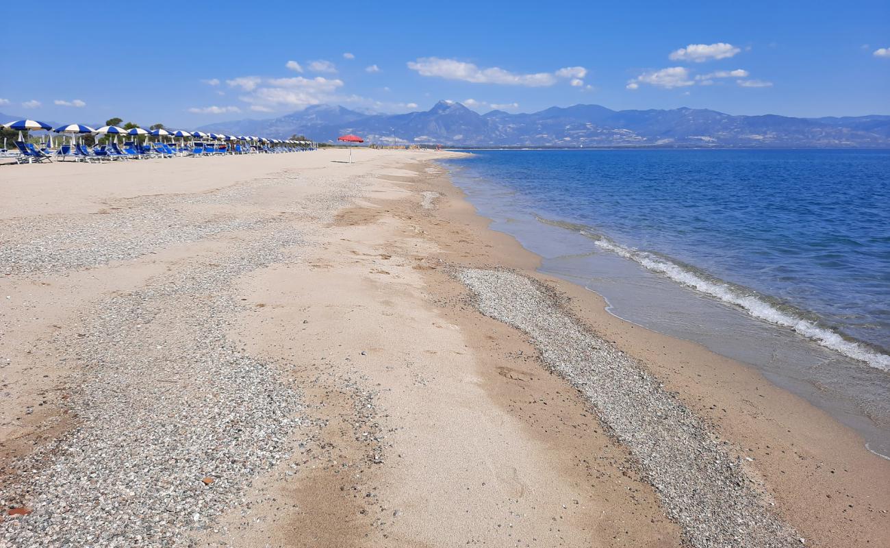 Photo de Spiaggia dei Laghi avec sable lumineux de surface