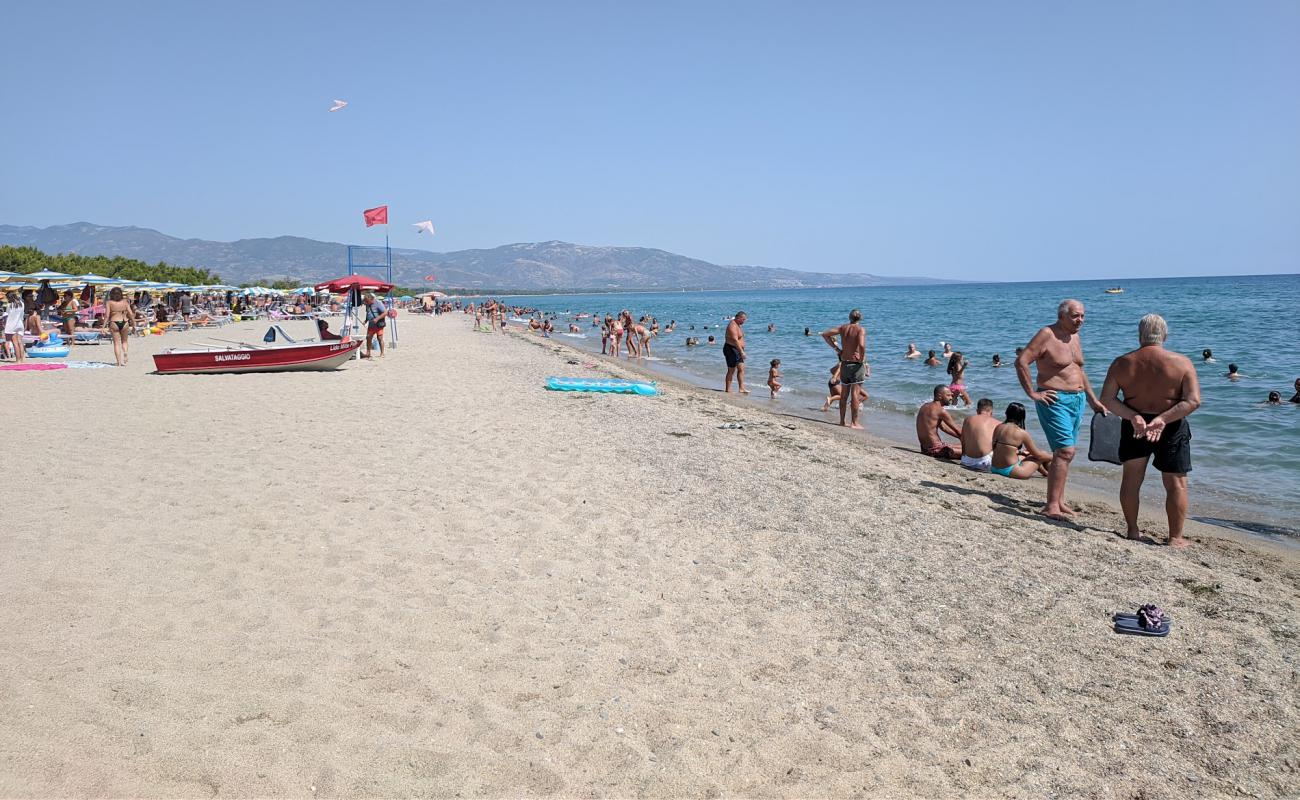 Photo de Bruscata Grande beach avec sable lumineux de surface