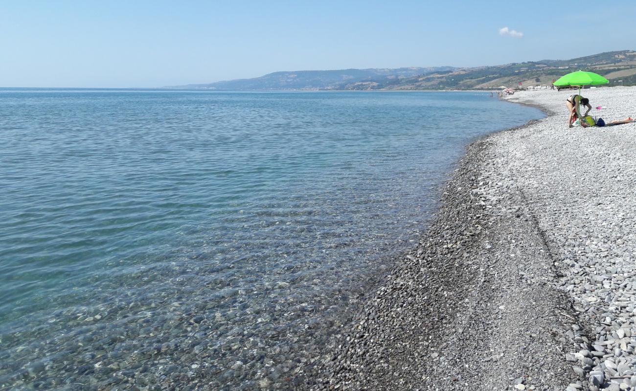 Photo de Spiaggia Rocca Imperiale avec caillou gris de surface