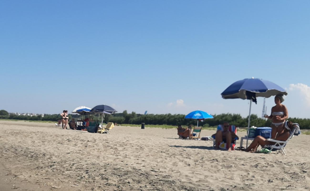 Photo de Spiaggia di Barletta avec sable brun de surface