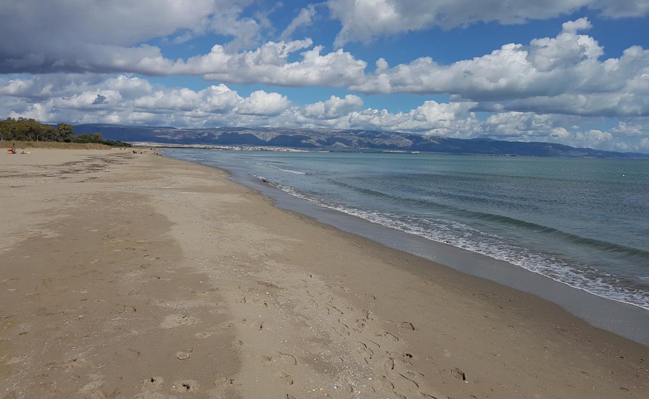 Photo de Spiaggia degli Sciali avec sable beige de surface