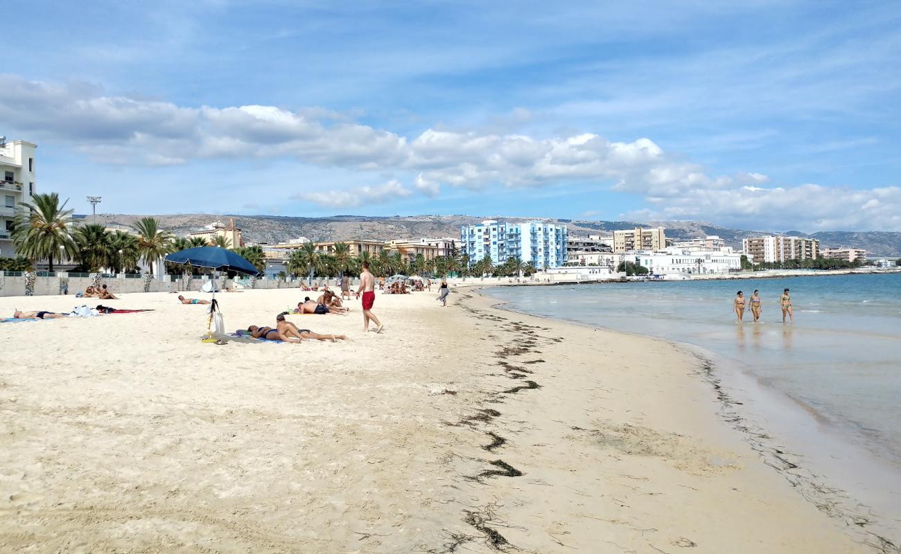 Photo de Spiaggia Manfredonia avec sable beige de surface