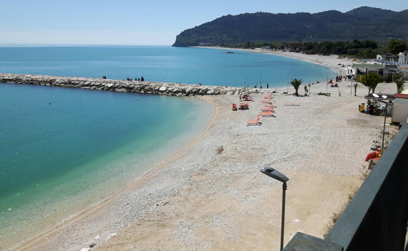 Photo de Spiaggia di Piana di Mattinata avec caillou fin clair de surface