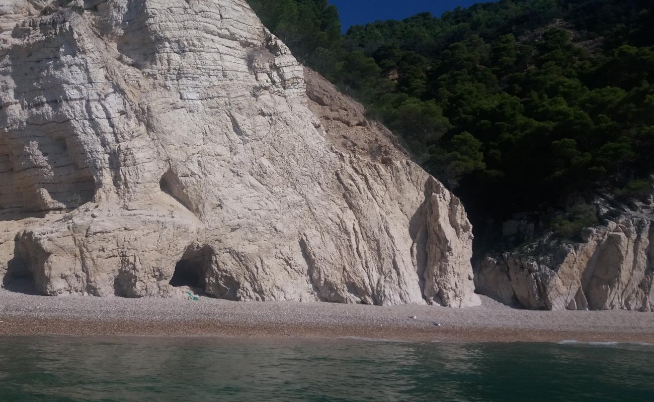 Photo de Baia Rossa avec petits galets beige de surface