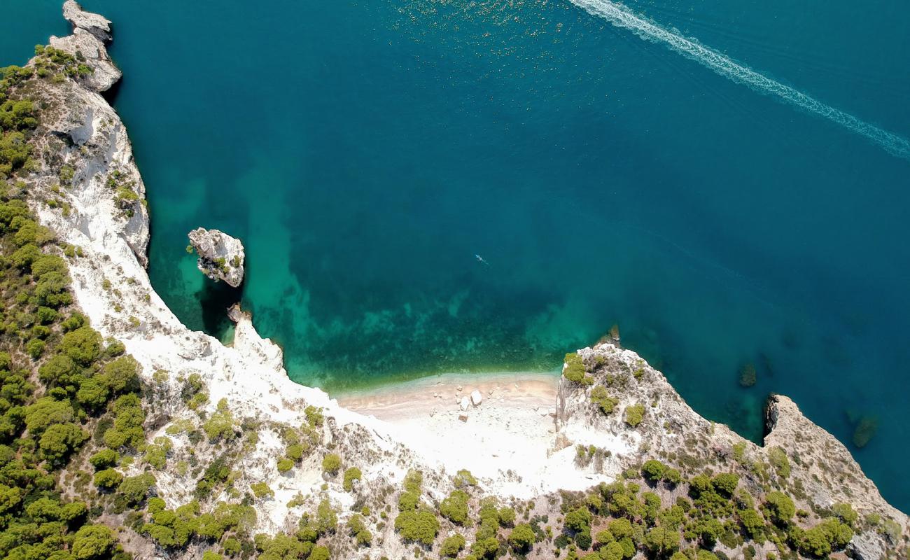 Photo de Cala della Pipa avec petits galets beige de surface