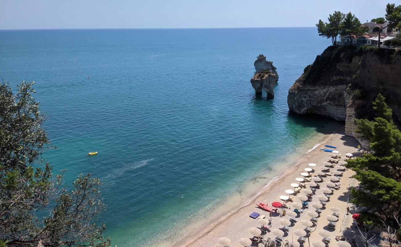 Photo de Plage de Faraglioni avec sable beige & galets de surface