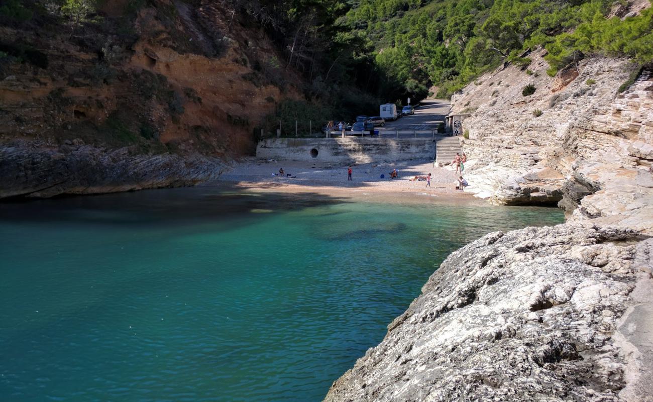 Photo de Baia della Pergola avec sable beige & galets de surface