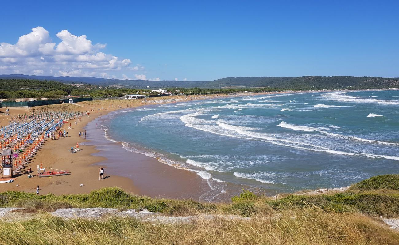 Photo de Scialmarino Beach avec sable beige fin de surface
