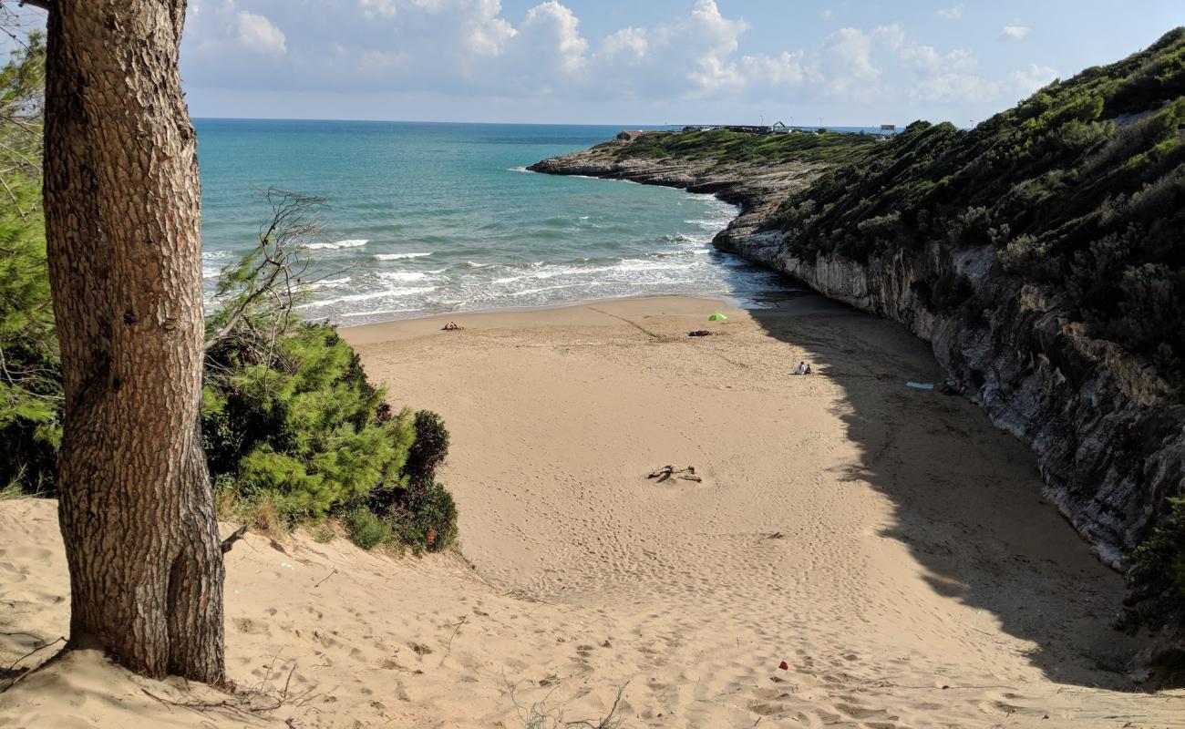 Photo de Spiaggia Stretta avec sable brun de surface
