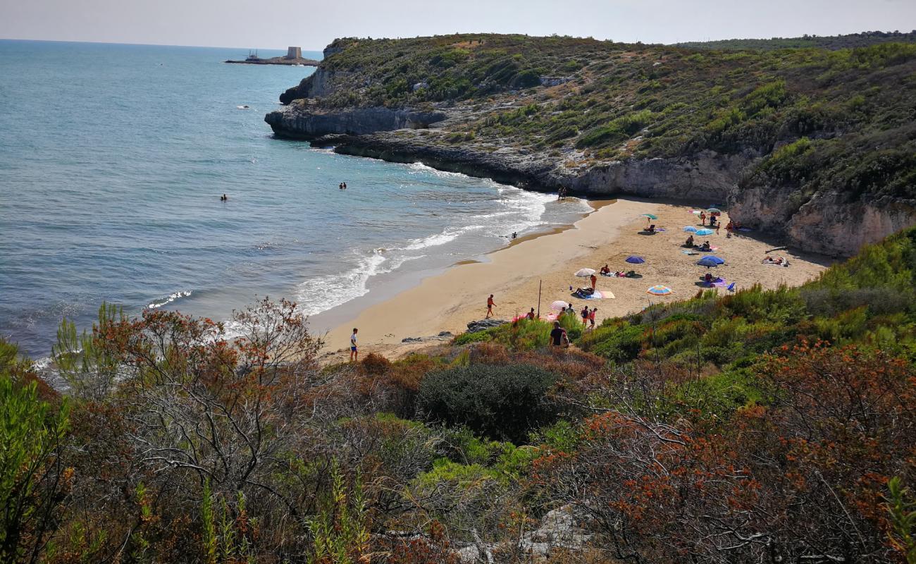 Photo de Cala dei Turchi avec sable fin brun de surface