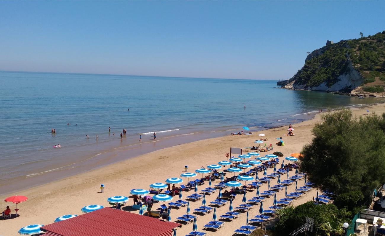 Photo de Baia Calenella avec sable brun de surface