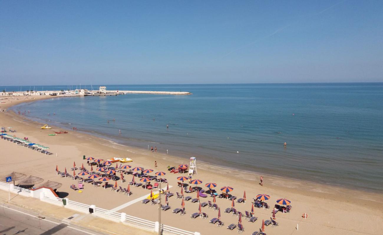 Photo de Spiaggia di Levante avec sable beige de surface