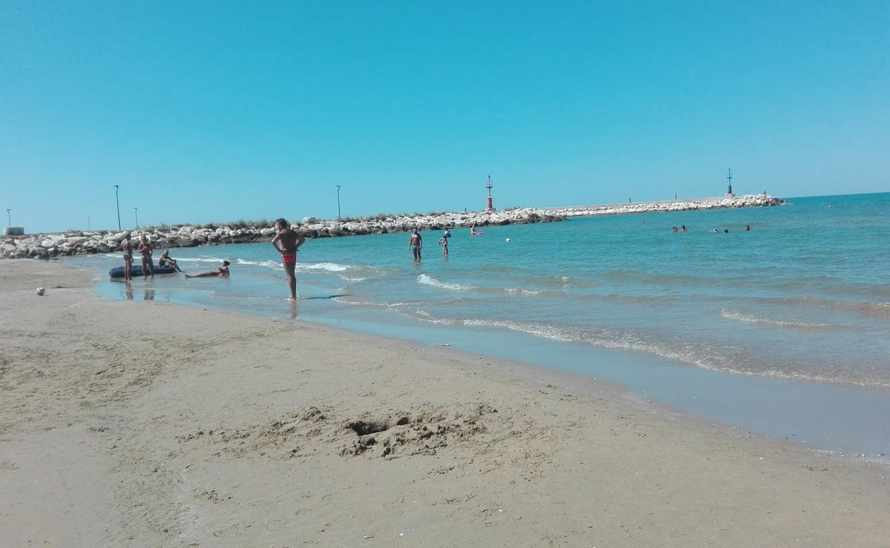 Photo de Spiaggia di Foce Varano avec sable brun de surface