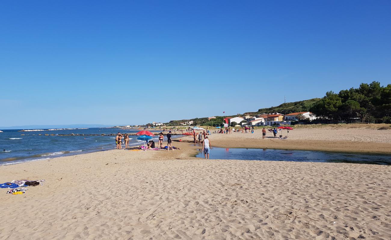 Photo de Spiaggia di Rio Vivo avec sable brun de surface