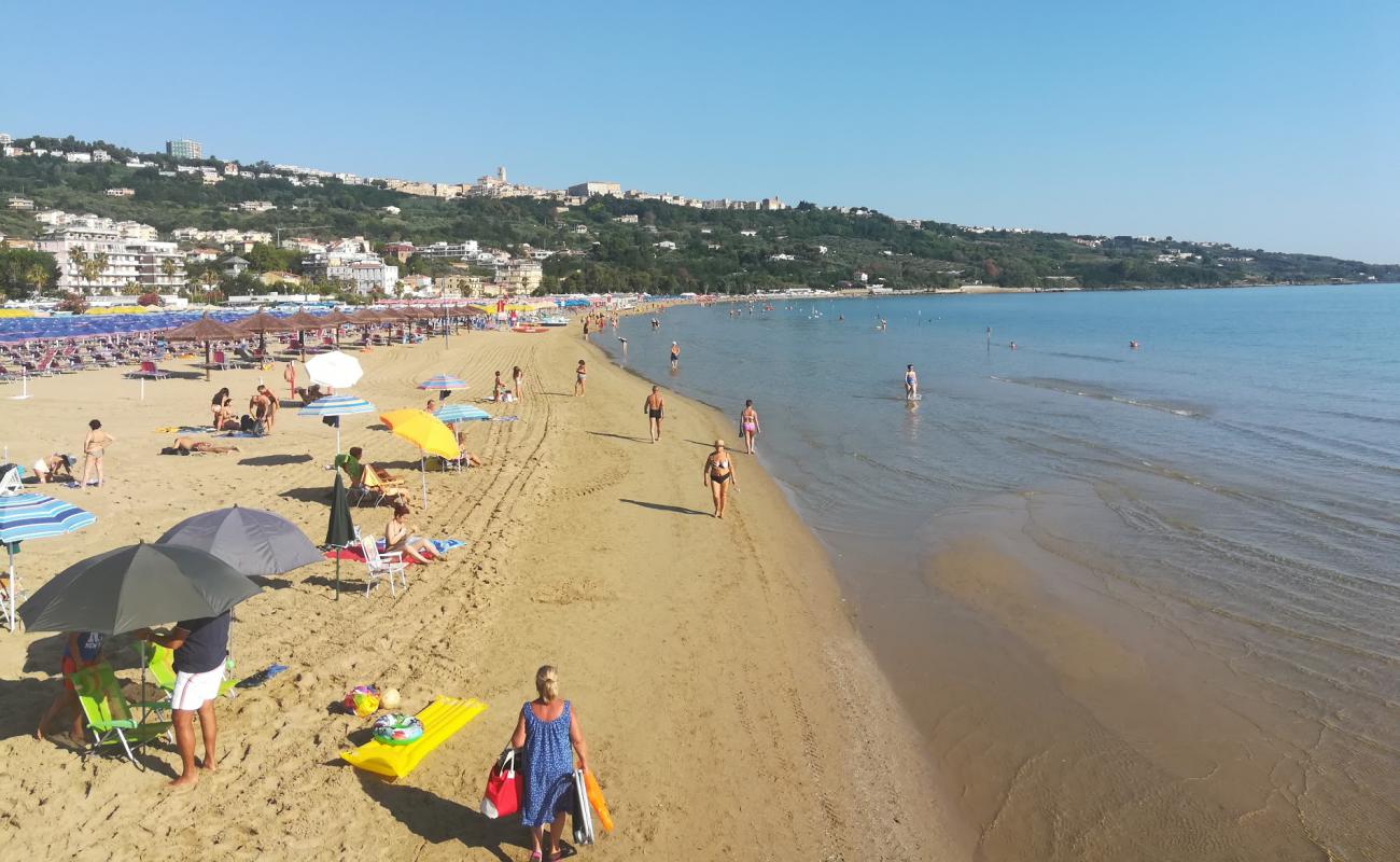 Photo de Vasto Marina Beach avec sable brun de surface
