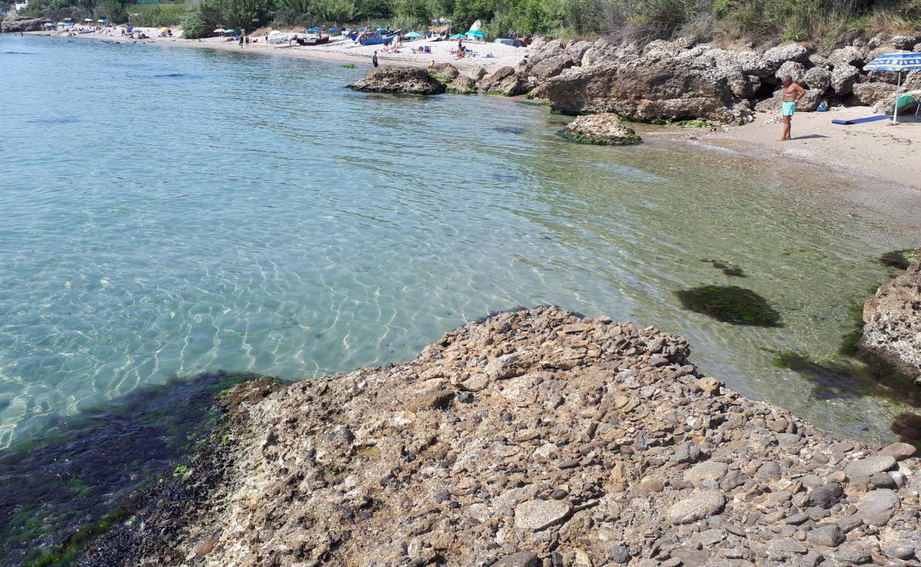 Photo de Scogliera di Casarza avec galets beige de surface
