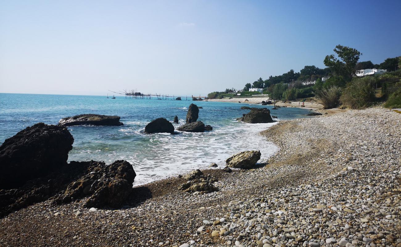 Photo de Vignola Beach avec sable beige & galets de surface