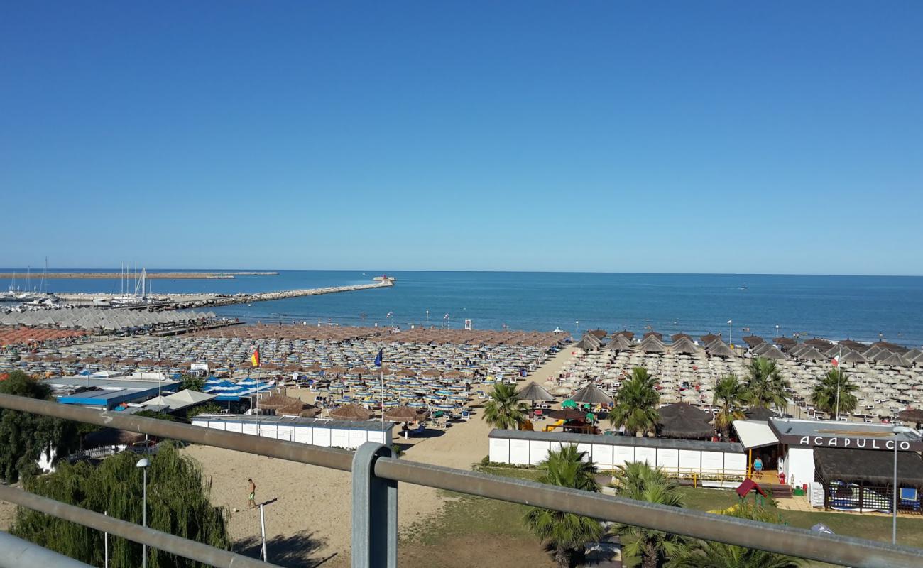 Photo de Lido Saraceni Beach avec sable beige fin de surface