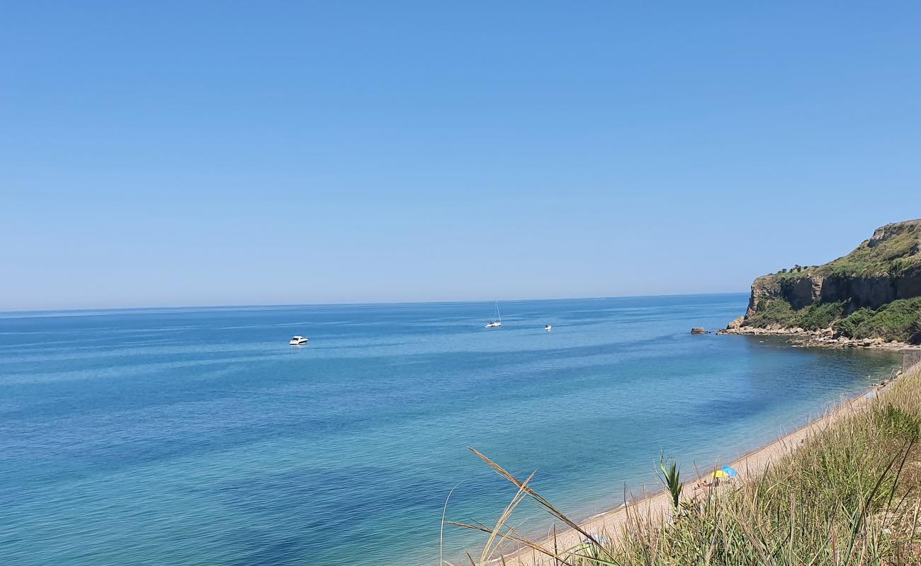 Photo de Spiaggia di Punta Ferruccio avec sable beige & galets de surface