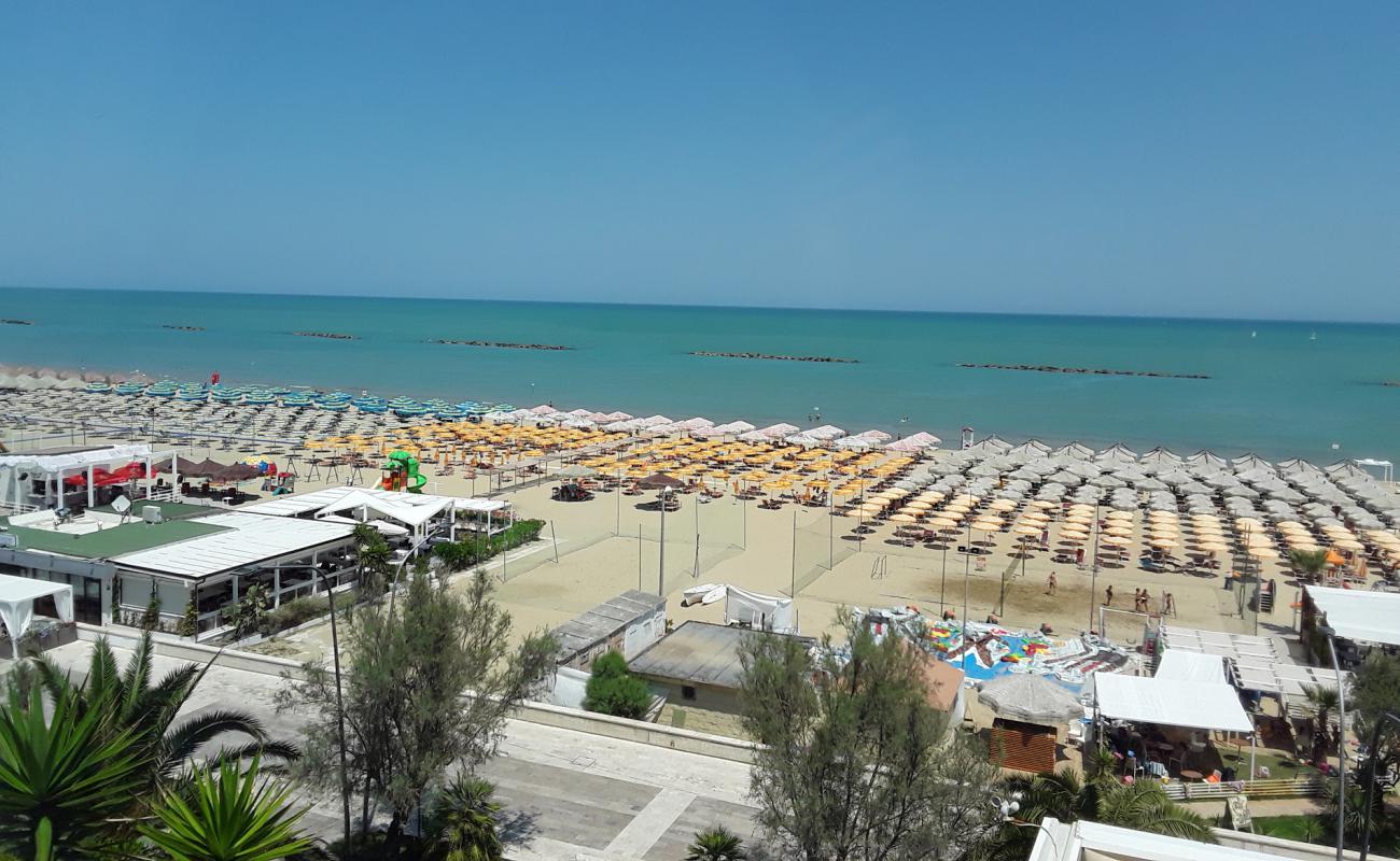 Photo de Spiaggia di Pescara avec sable fin et lumineux de surface