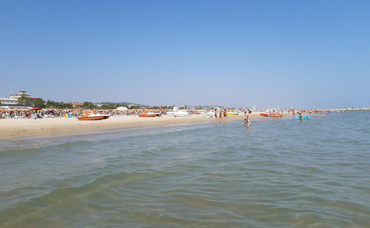 Photo de Spiaggia di Giulianova avec sable beige de surface