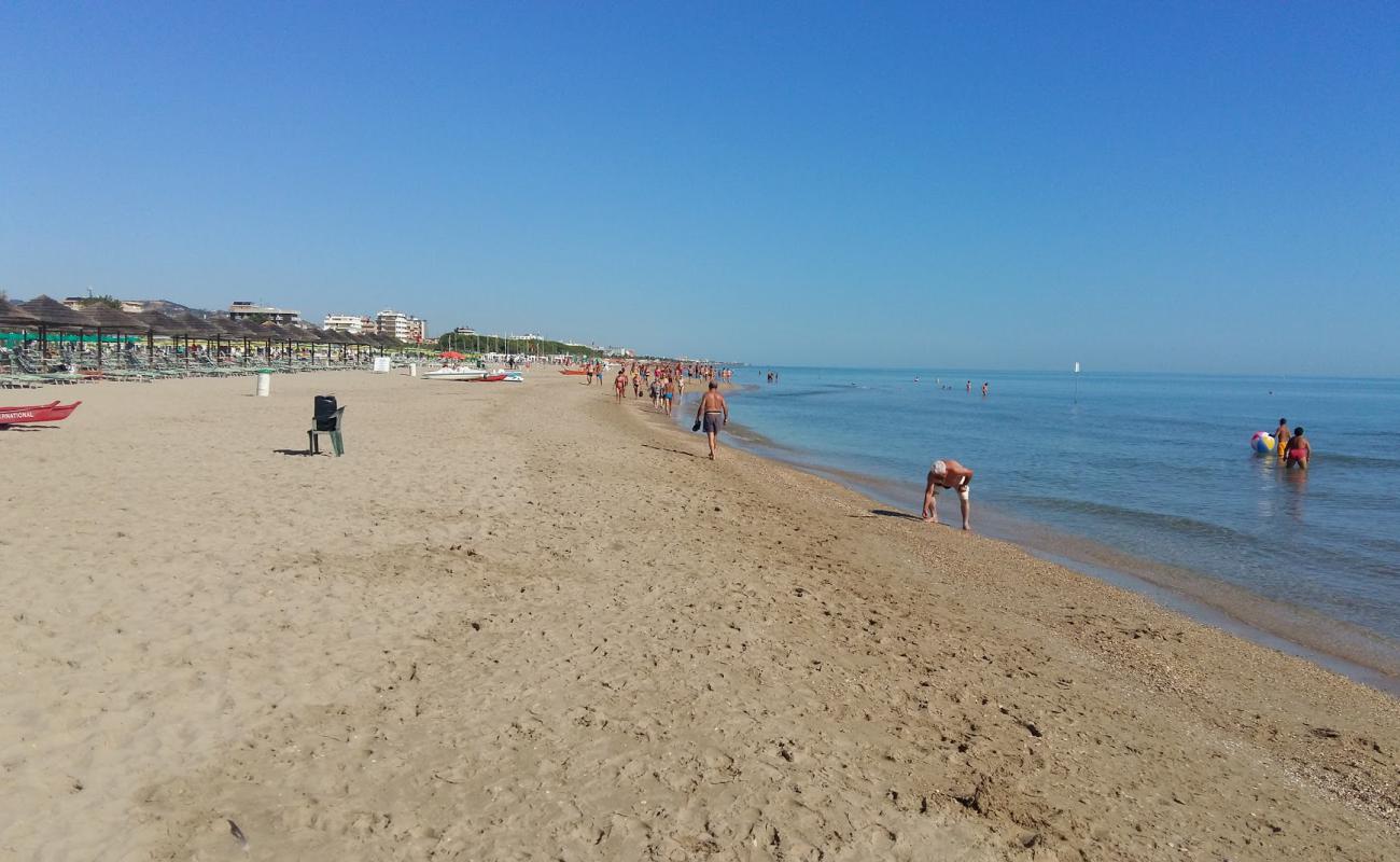 Photo de Tortoreto Lido avec sable fin et lumineux de surface