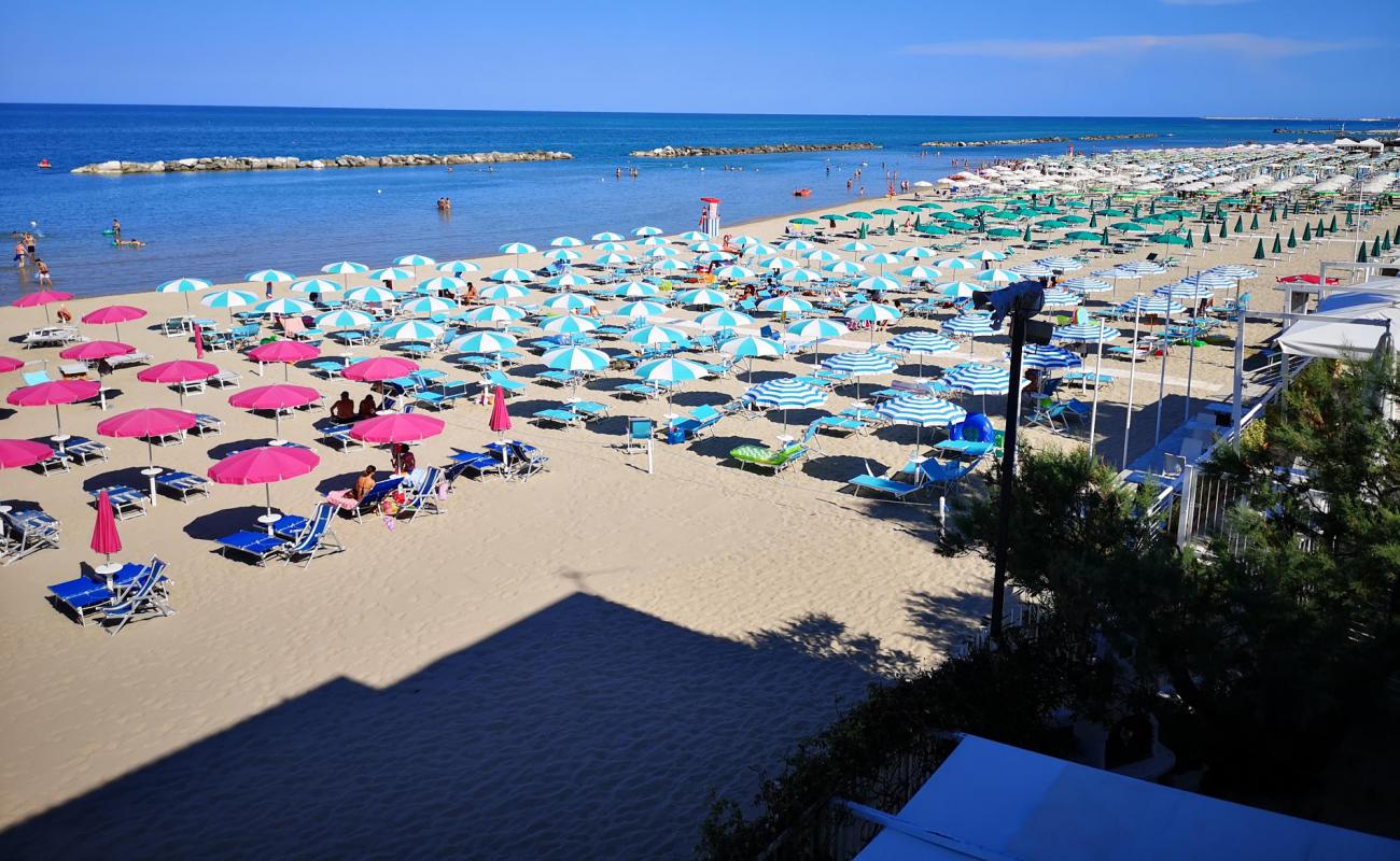 Photo de Grottammare beach avec sable fin et lumineux de surface